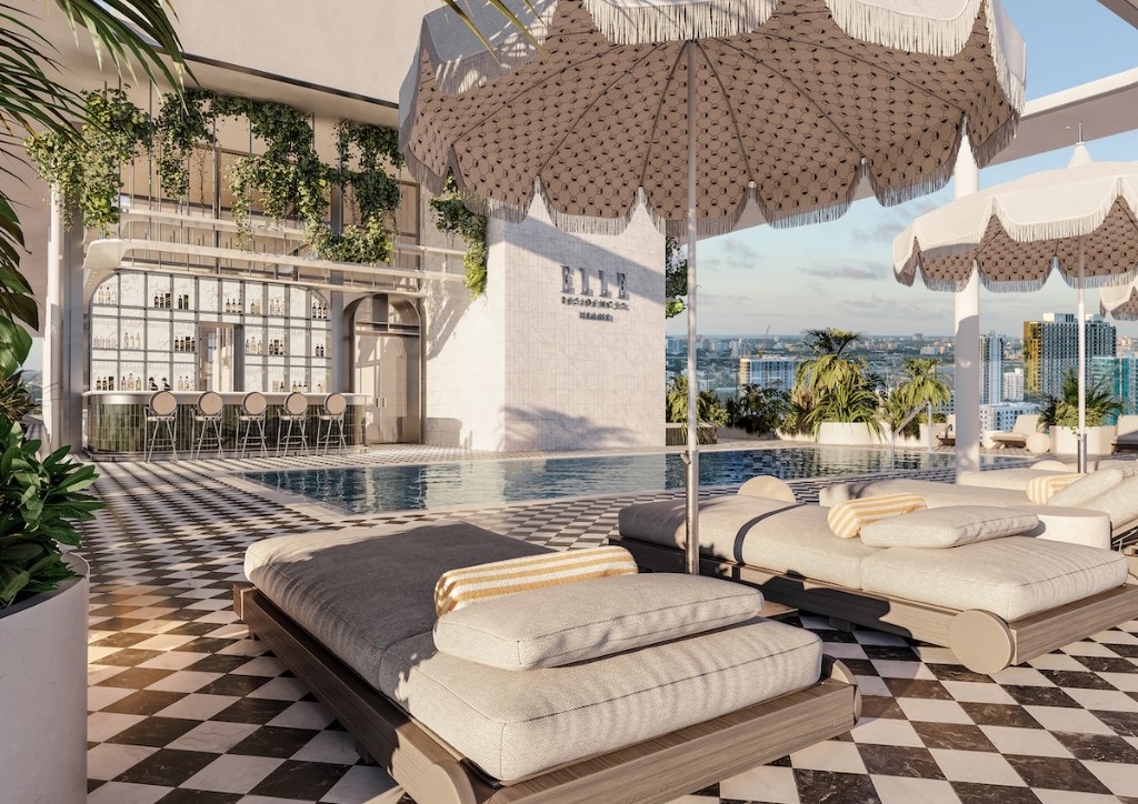 The Sommet — çatı katı resort havuz ve şehir manzarası